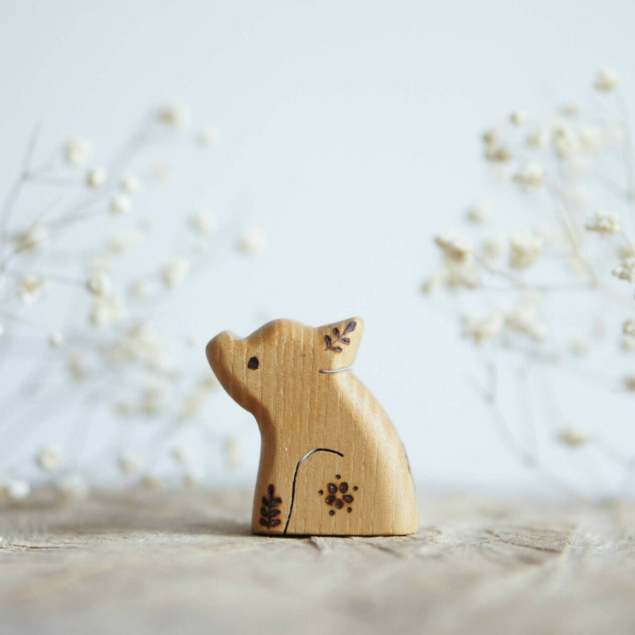 Wooden Little Pig, Sitting