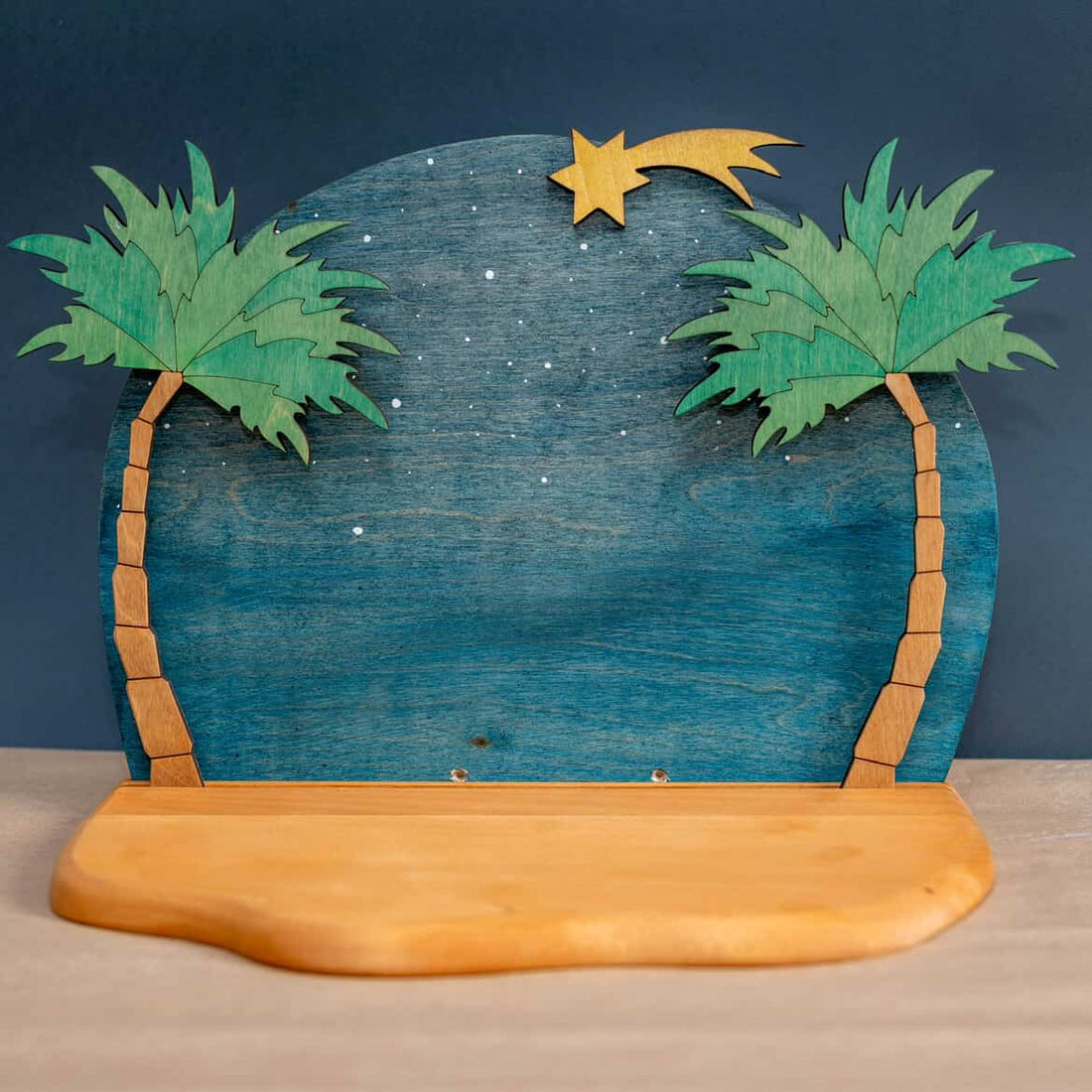 Mako desert night background with palm trees and shooting star