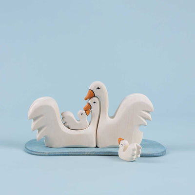 Atelier des Peupliers Wooden Swan Family