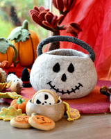 Second view of the felt pumpkin cookie showing its thickness · view 2