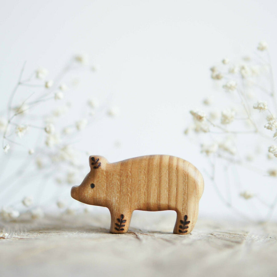 Wooden Little Pig, Sitting