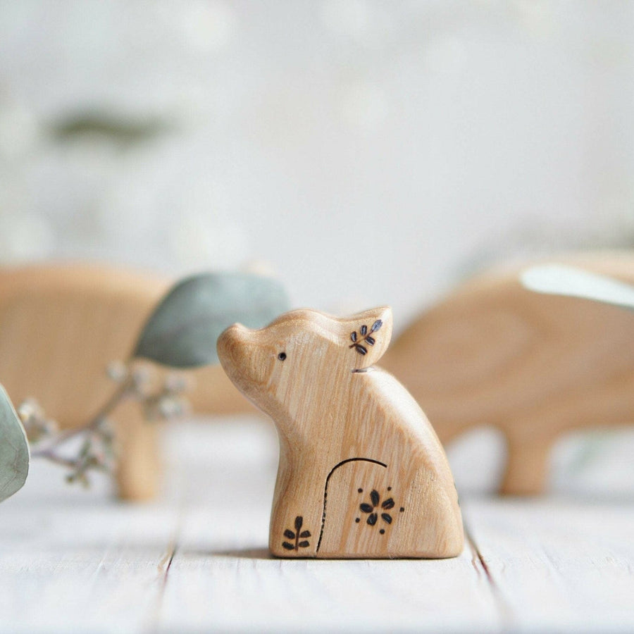 Wooden Little Pig, Sitting