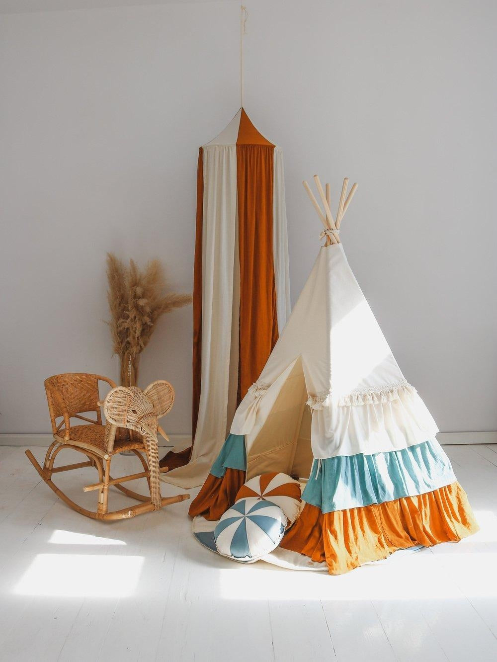 “Circus” Teepee Tent with Frills and "Caramel Candy" Mat Set