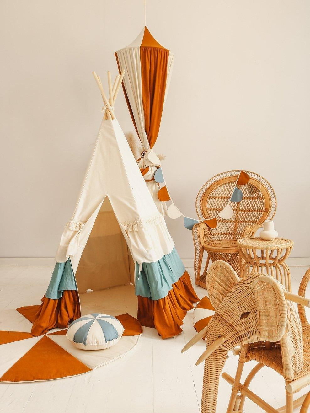 “Circus” Teepee Tent with Frills and "Caramel Candy" Mat Set