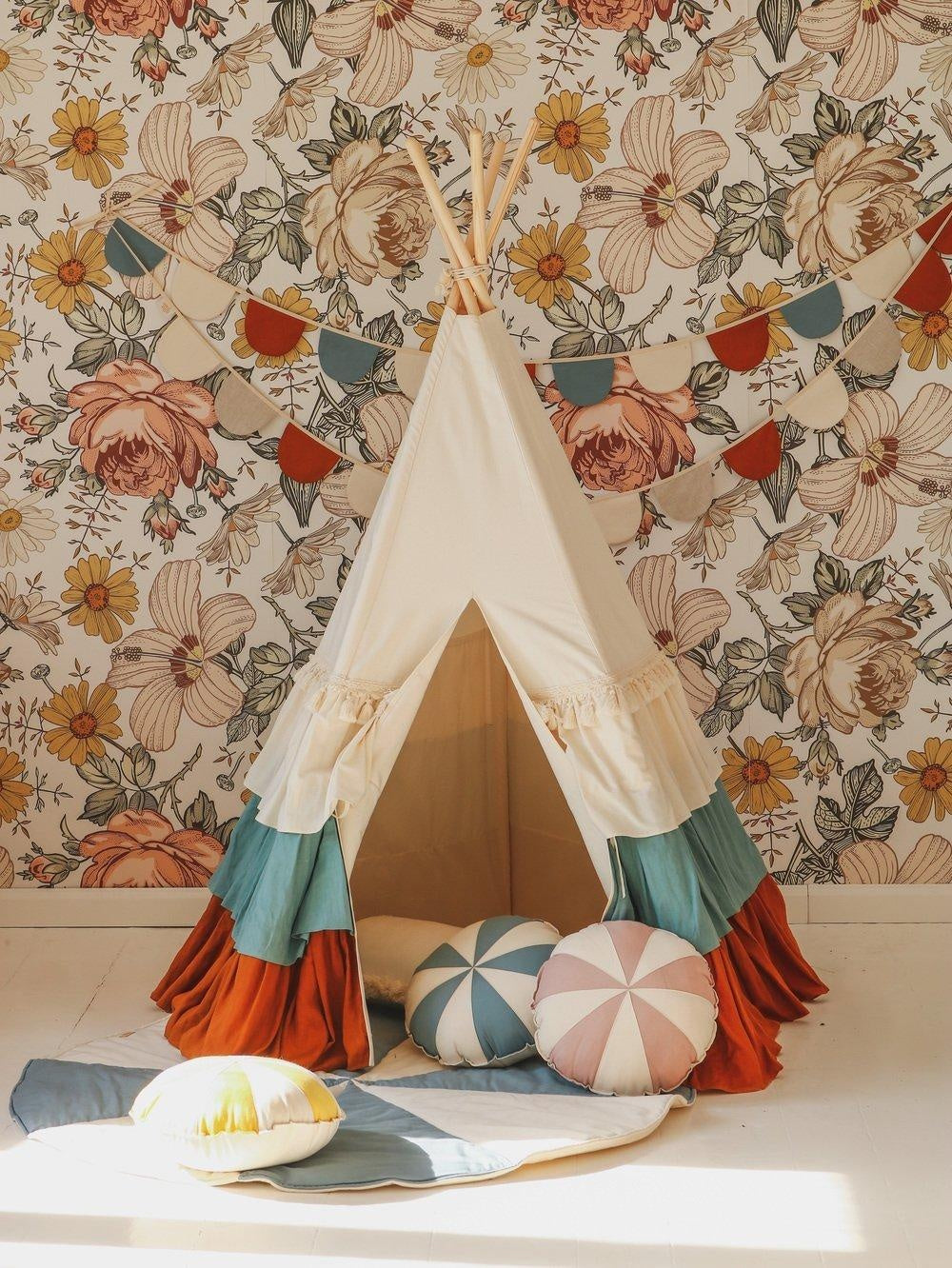 “Circus” Teepee Tent with Frills and "Caramel Candy" Mat Set
