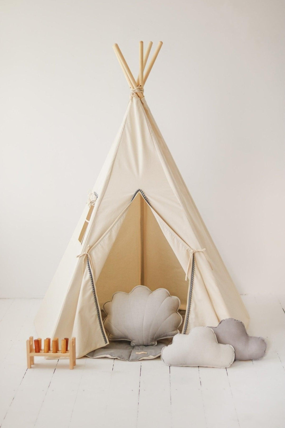 “Grey Pompoms” Teepee with Pompoms and Round Mat Set