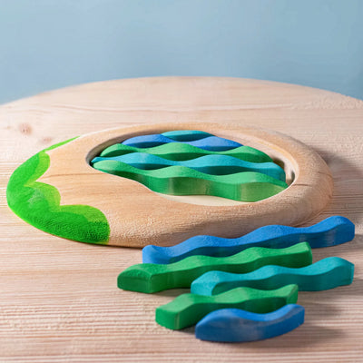 Bumbu Lake and Cattails Play Set