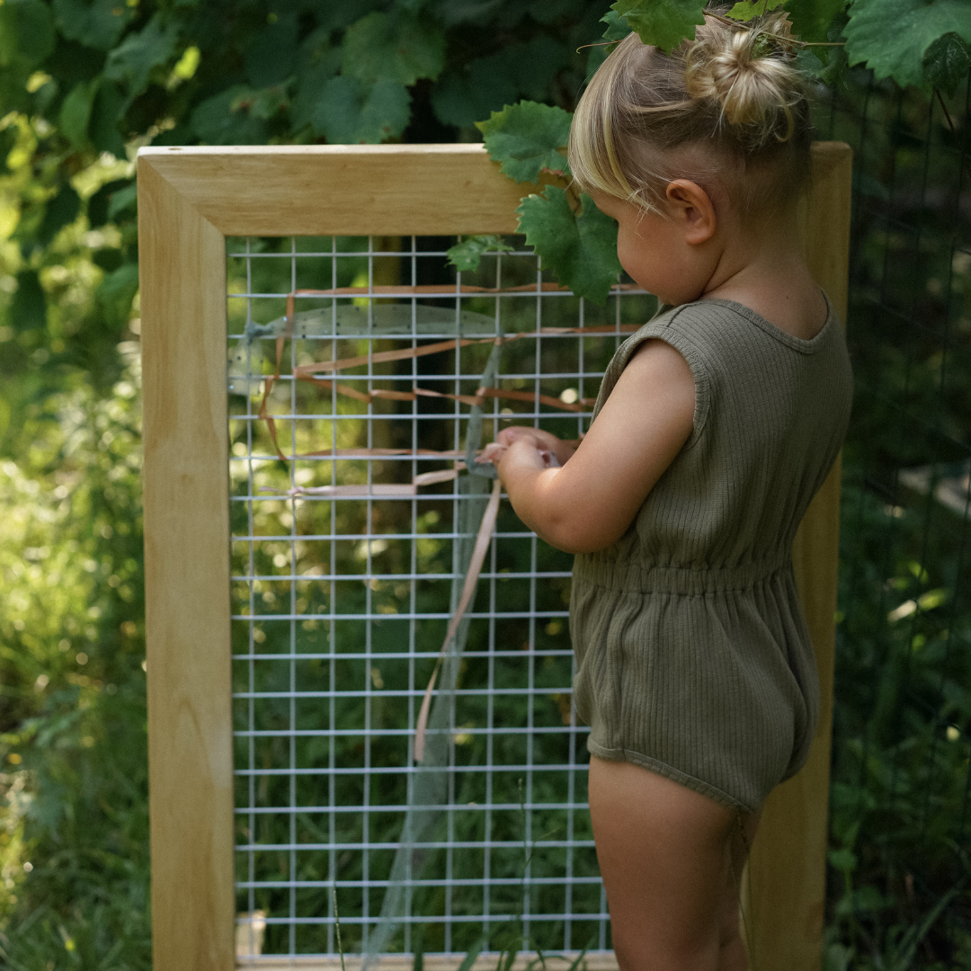 Q Toys Wooden Weaving Station