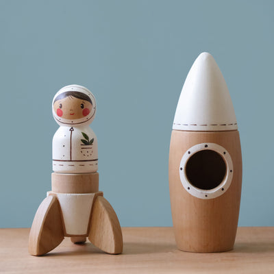 Gnezdo Rocket [Plain] and Astronaut