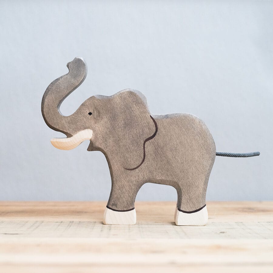 Holztiger Elephant, trunk raised