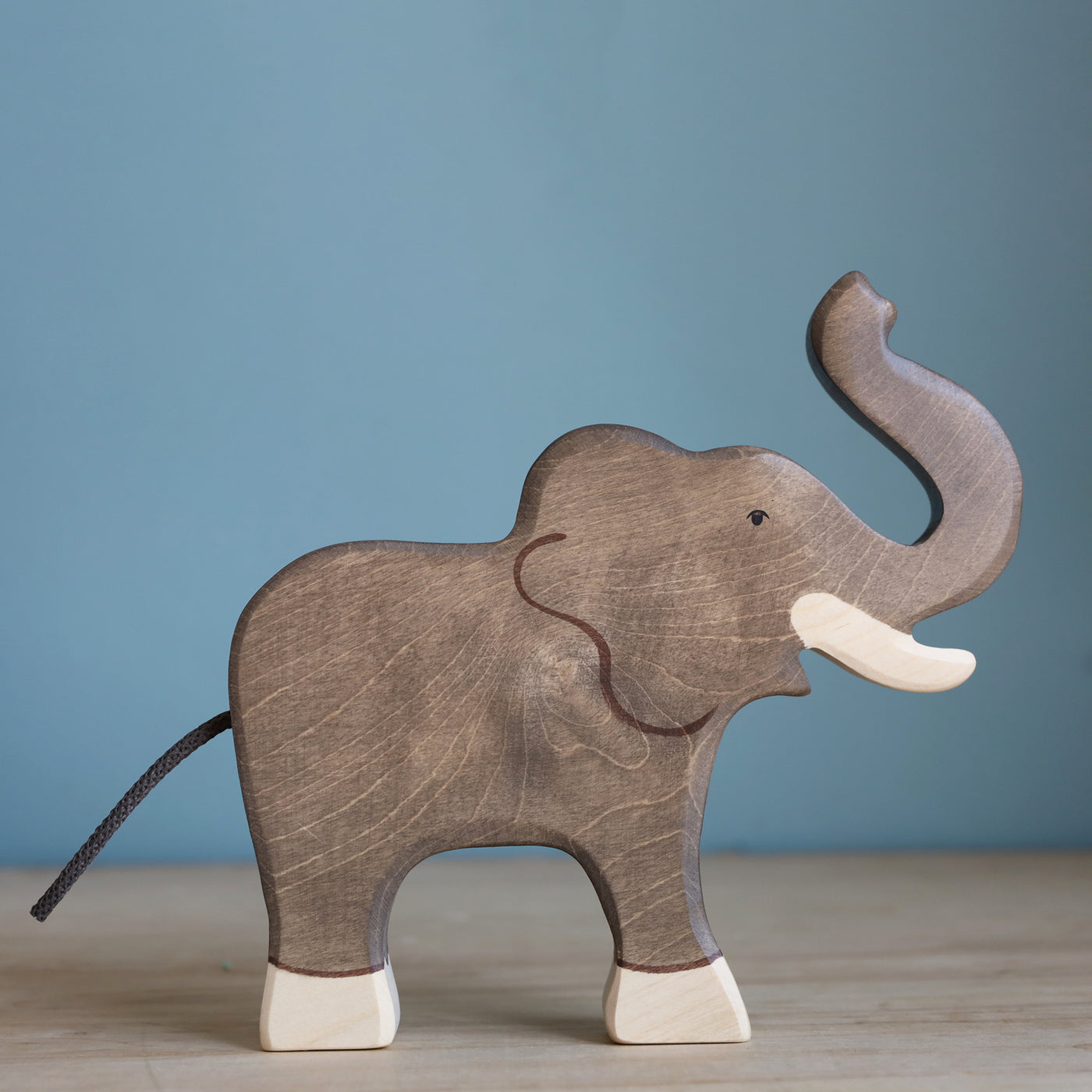 Holztiger Elephant, trunk raised