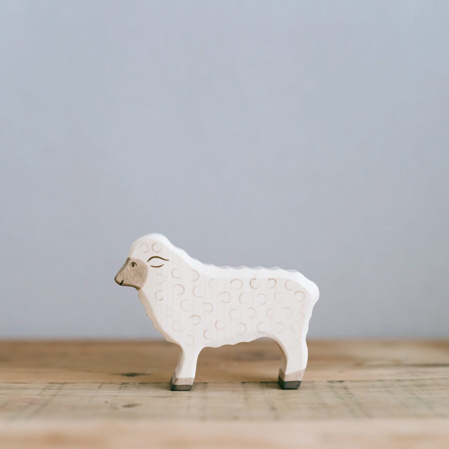 Holztiger Sheep, Standing